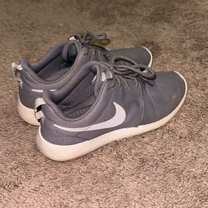 Nike 8.5 Roshe // women’s